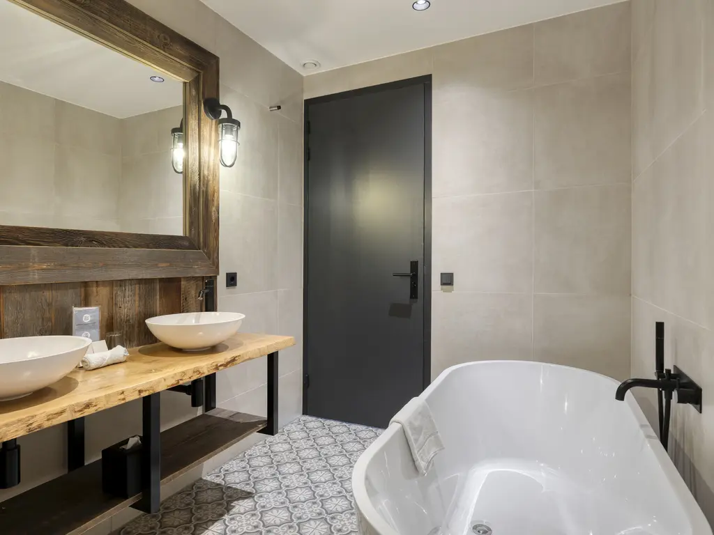 Oesterdam 25a, THOLEN