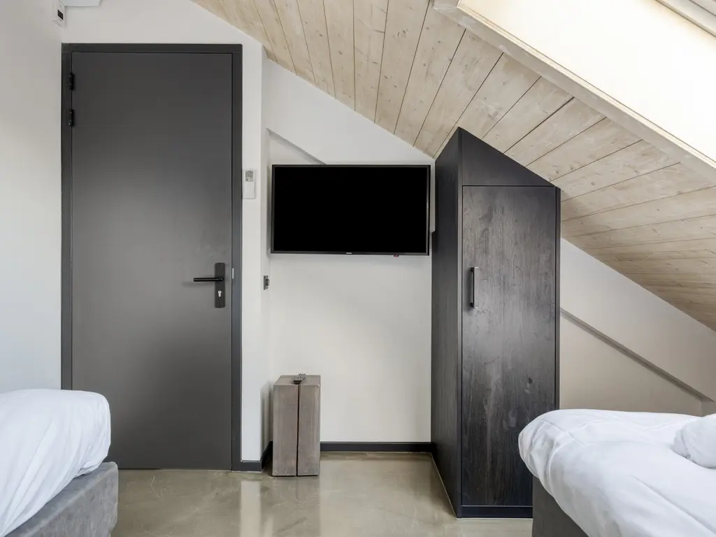 Oesterdam 25a, THOLEN