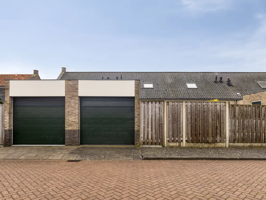 Dokter Bernhardistraat 18, STAVENISSE