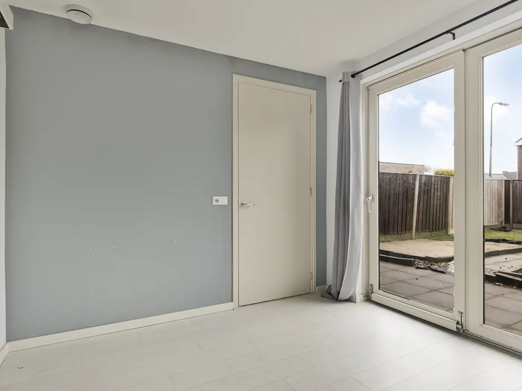 Dokter Bernhardistraat 18, STAVENISSE