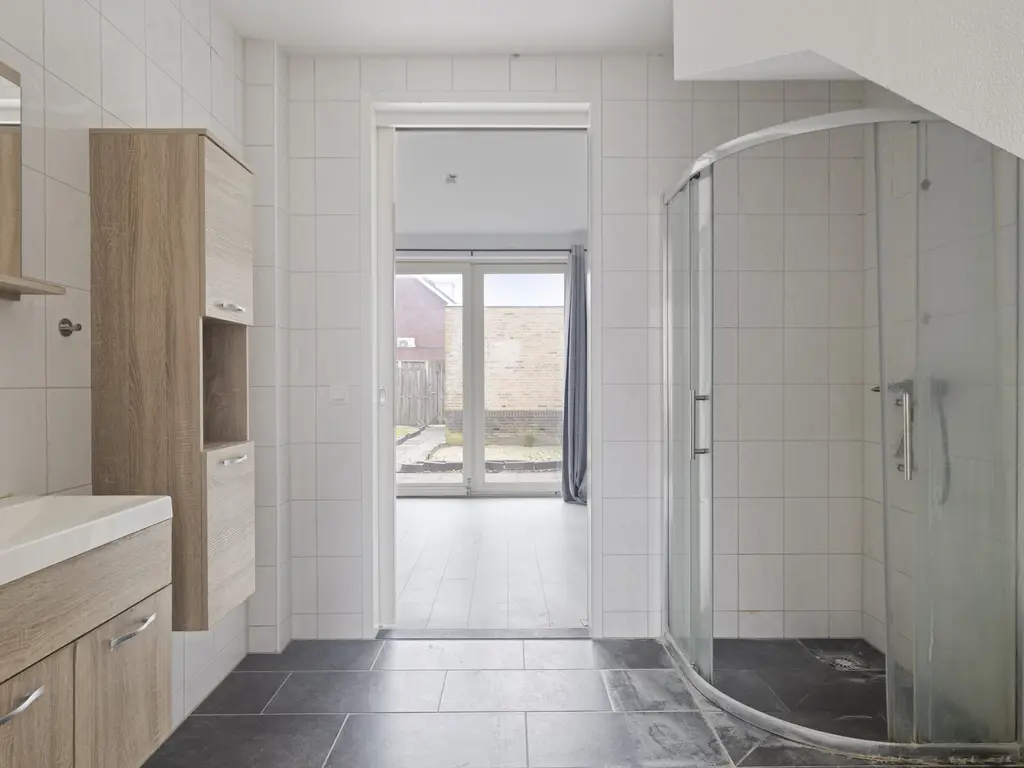 Dokter Bernhardistraat 18, STAVENISSE