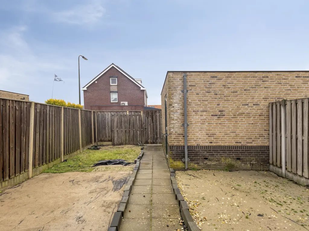 Dokter Bernhardistraat 18, STAVENISSE