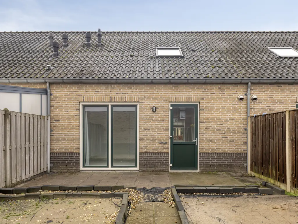 Dokter Bernhardistraat 18, STAVENISSE