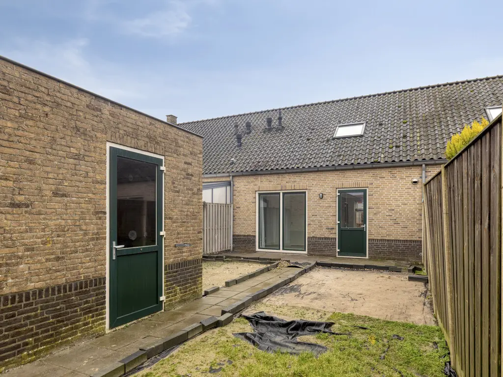 Dokter Bernhardistraat 18, STAVENISSE