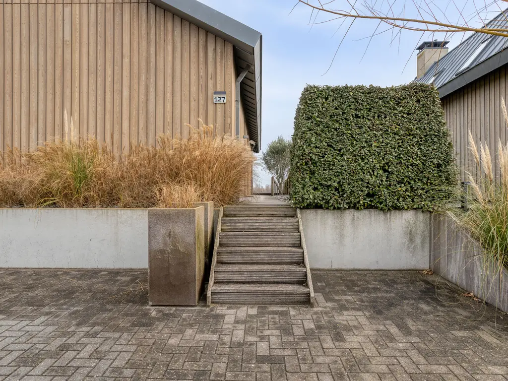 Oesterdam 127, THOLEN