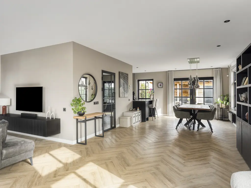 Meanderlaan 6, THOLEN