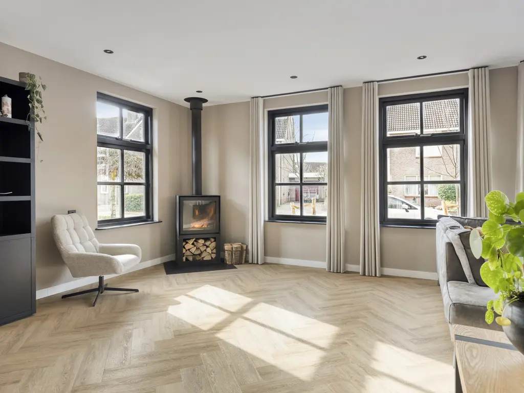 Meanderlaan 6, THOLEN