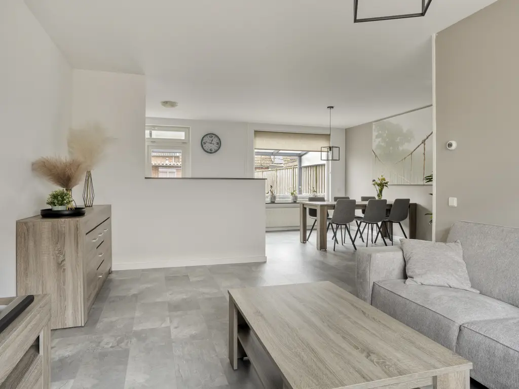 Touwslagersdreef 11, THOLEN