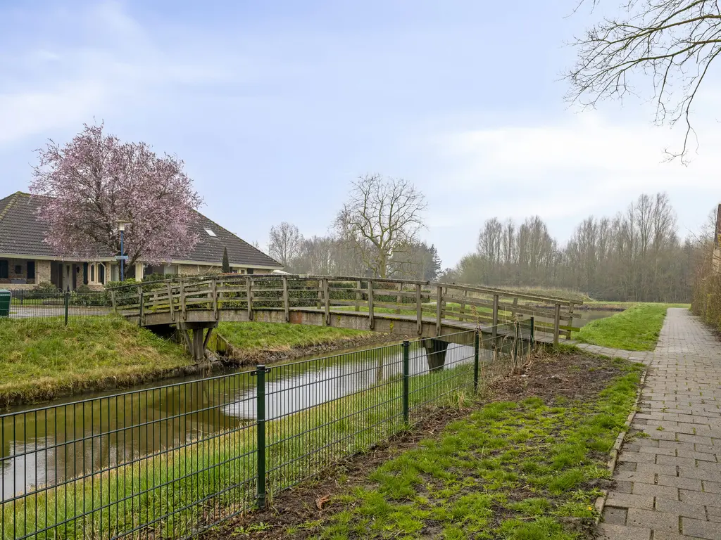 Touwslagersdreef 11, THOLEN