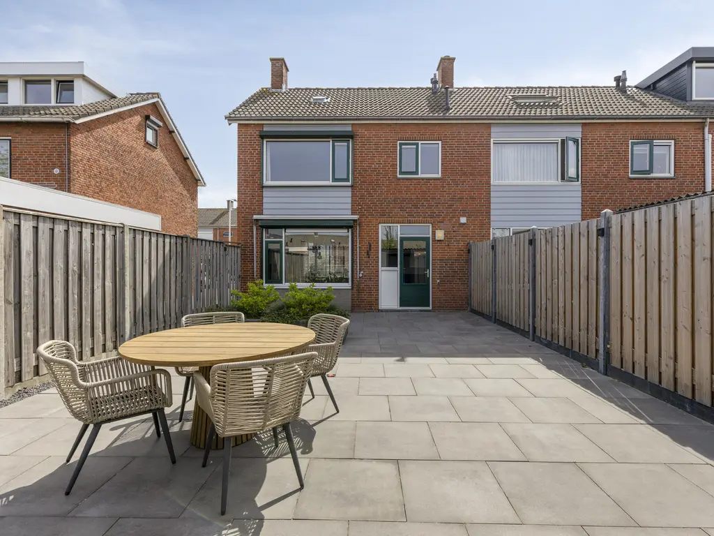 Machteld van Gelrestraat 50, THOLEN