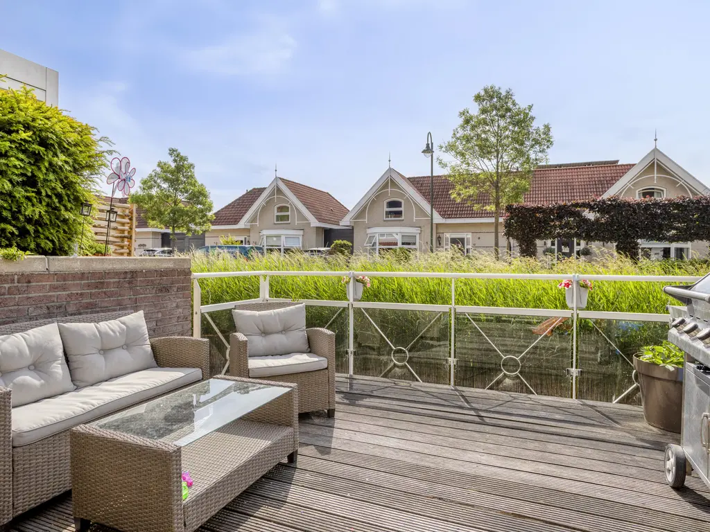 Achtererf 37, THOLEN