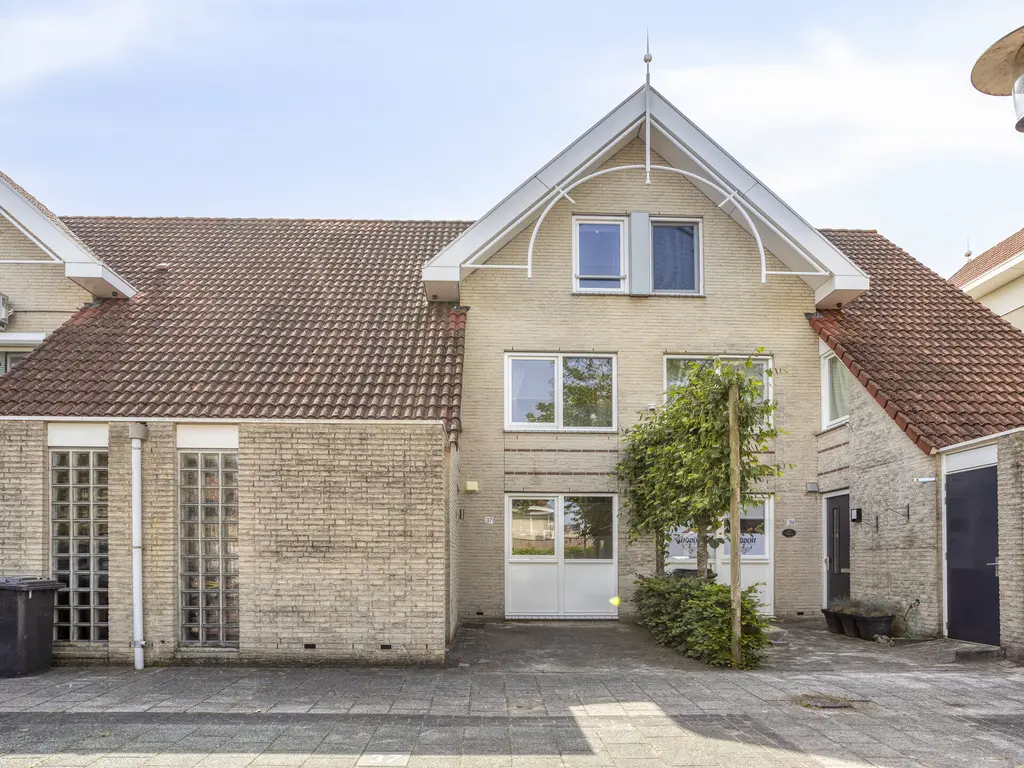 Achtererf 37, THOLEN
