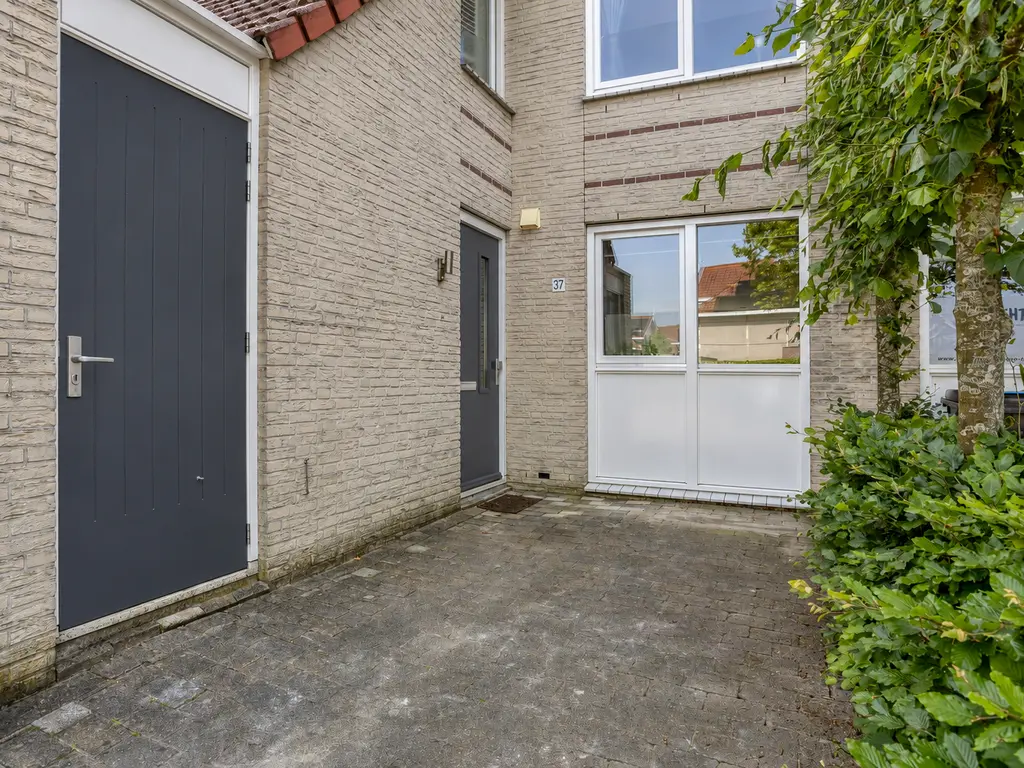 Achtererf 37, THOLEN