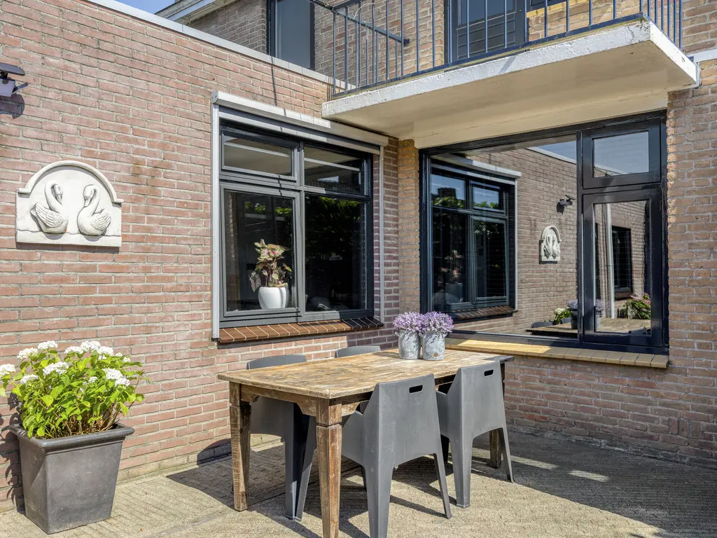 Prinses Christinastraat 1, THOLEN