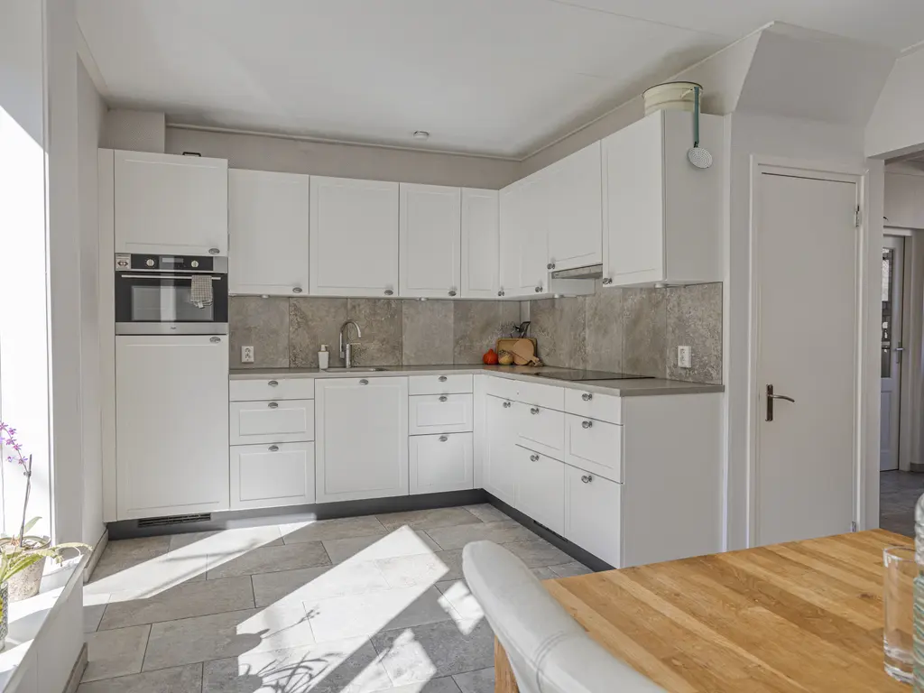 Paulinastraat 8, THOLEN