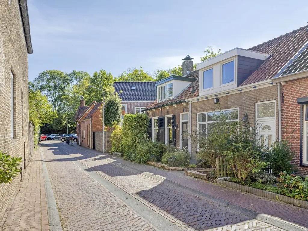 Paulinastraat 8, THOLEN