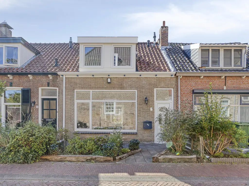 Paulinastraat 8, THOLEN