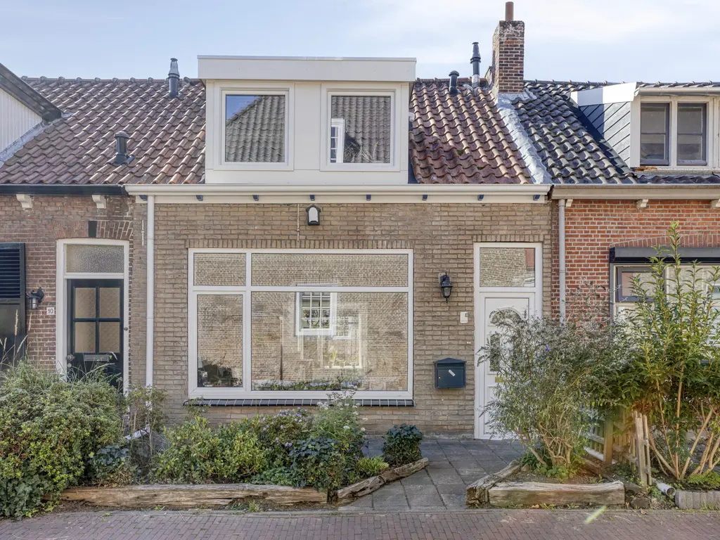 Paulinastraat 8, THOLEN