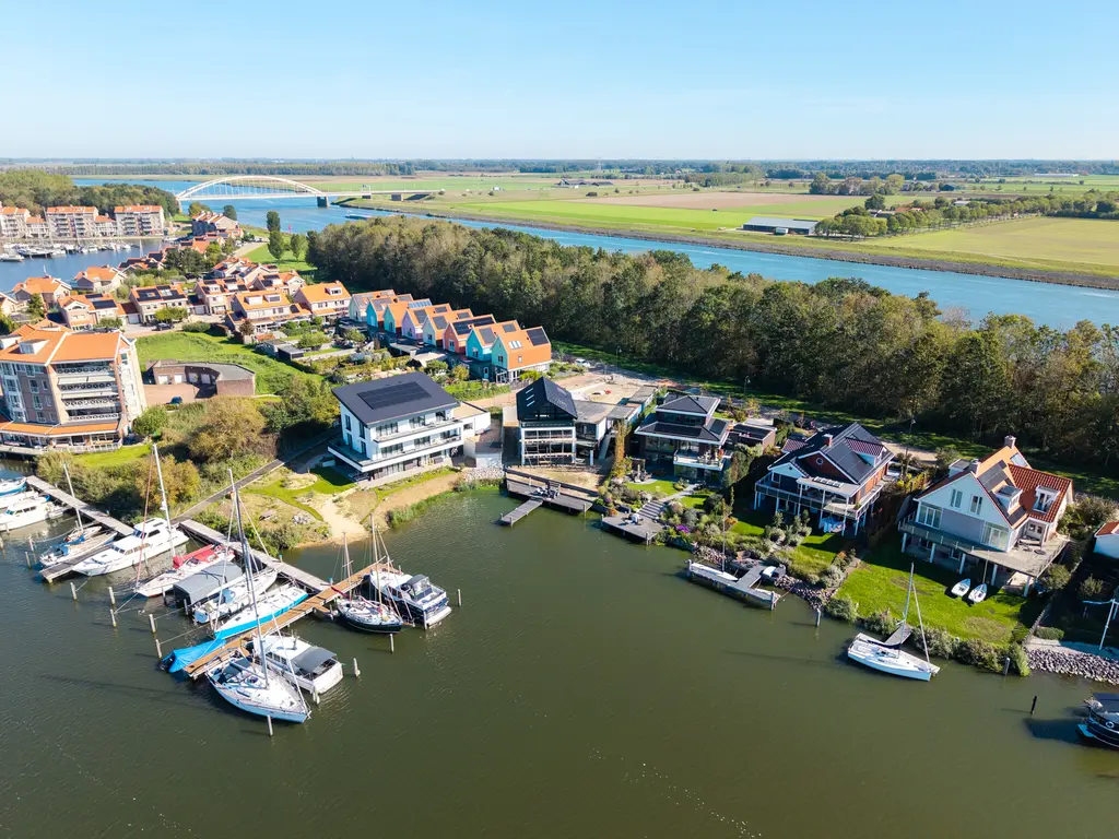 Paulinastraat 8, THOLEN