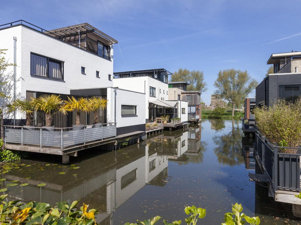 Vegakade 2, WOERDEN