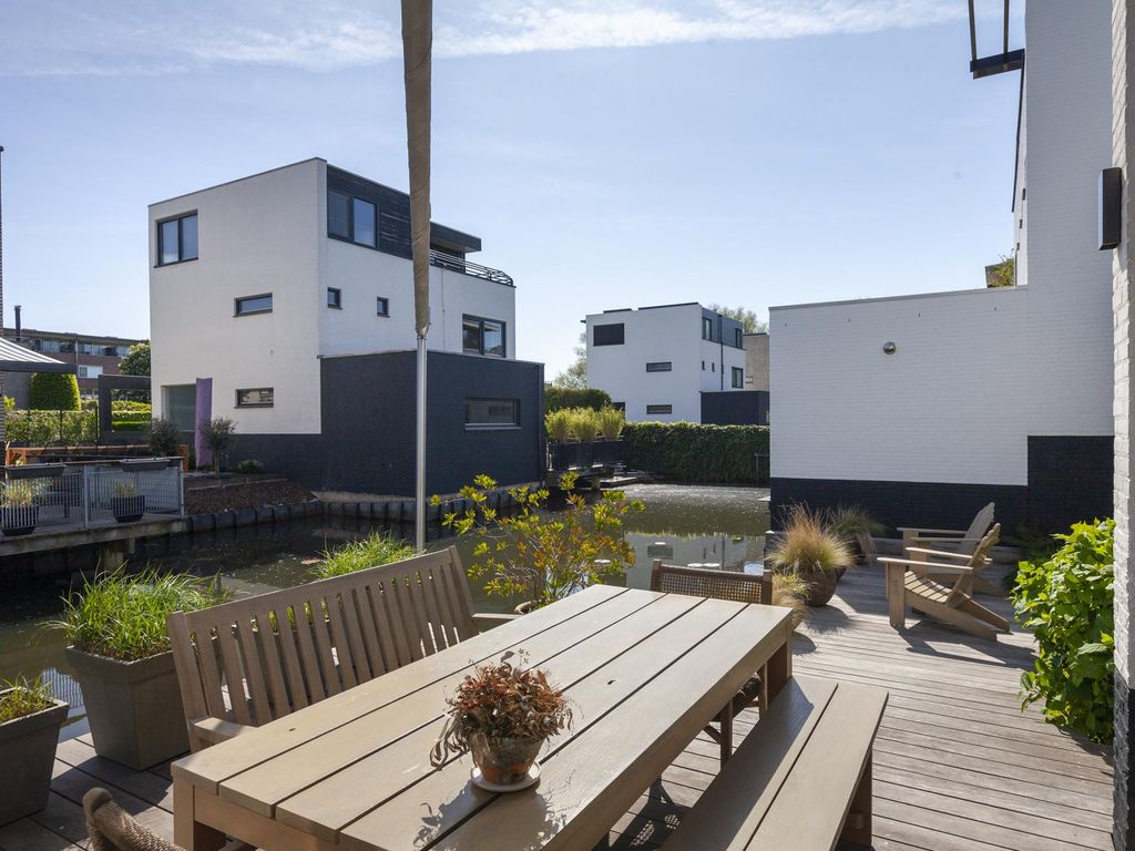 Vegakade 2, WOERDEN