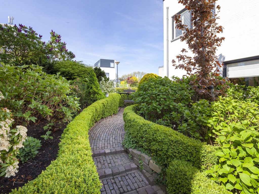 Vegakade 2, WOERDEN