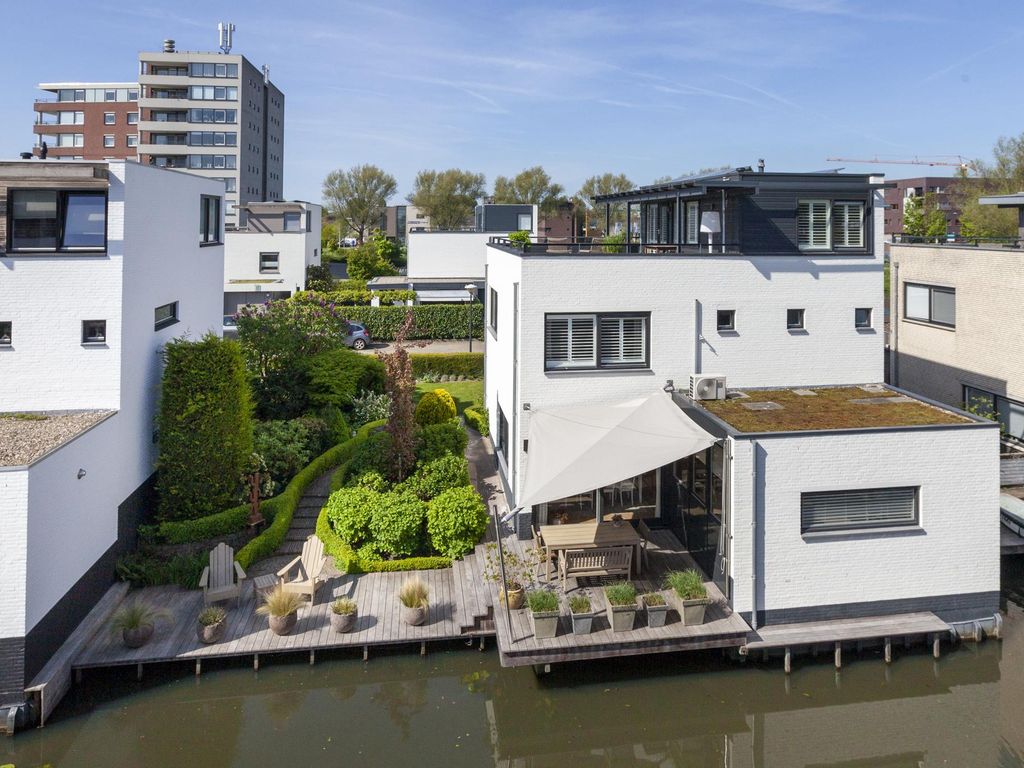 Vegakade 2, WOERDEN
