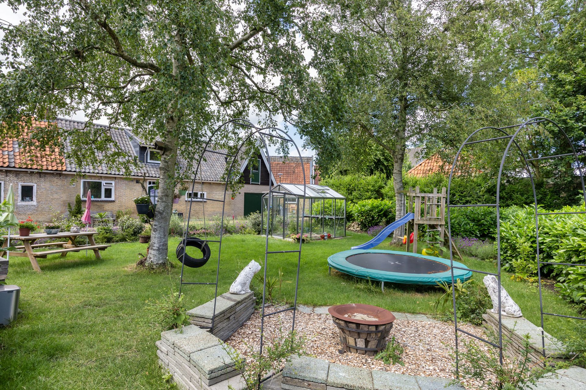 Buren 29, Dedgum