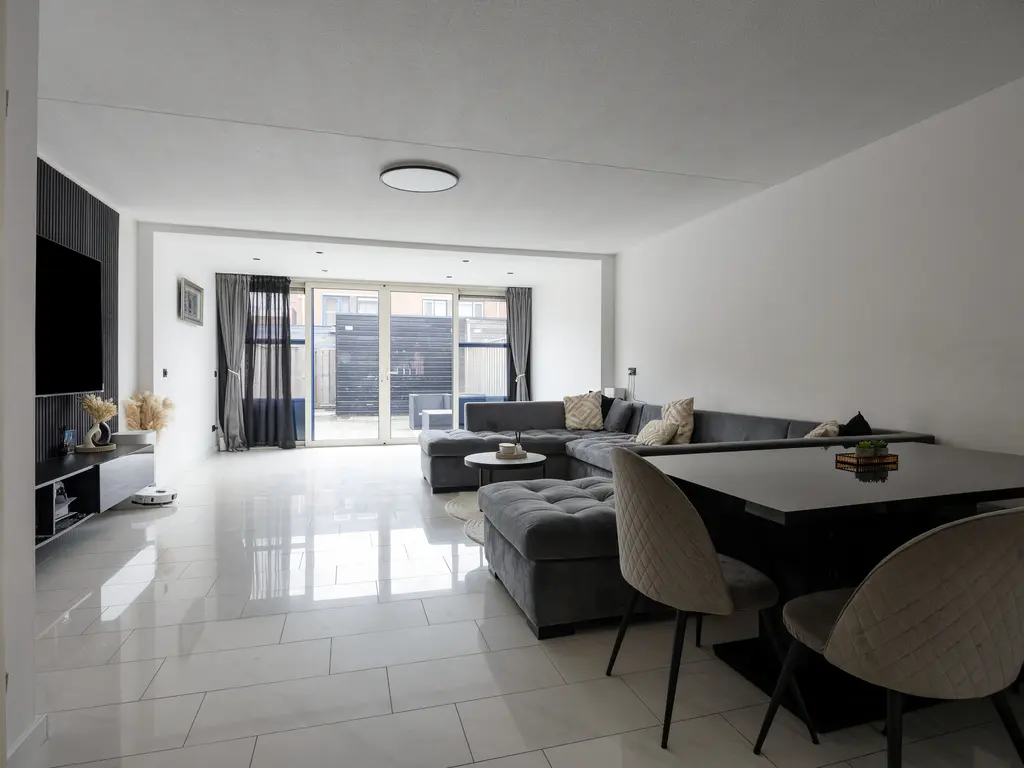 Nieuwe Wetering 47, Hoogvliet RT