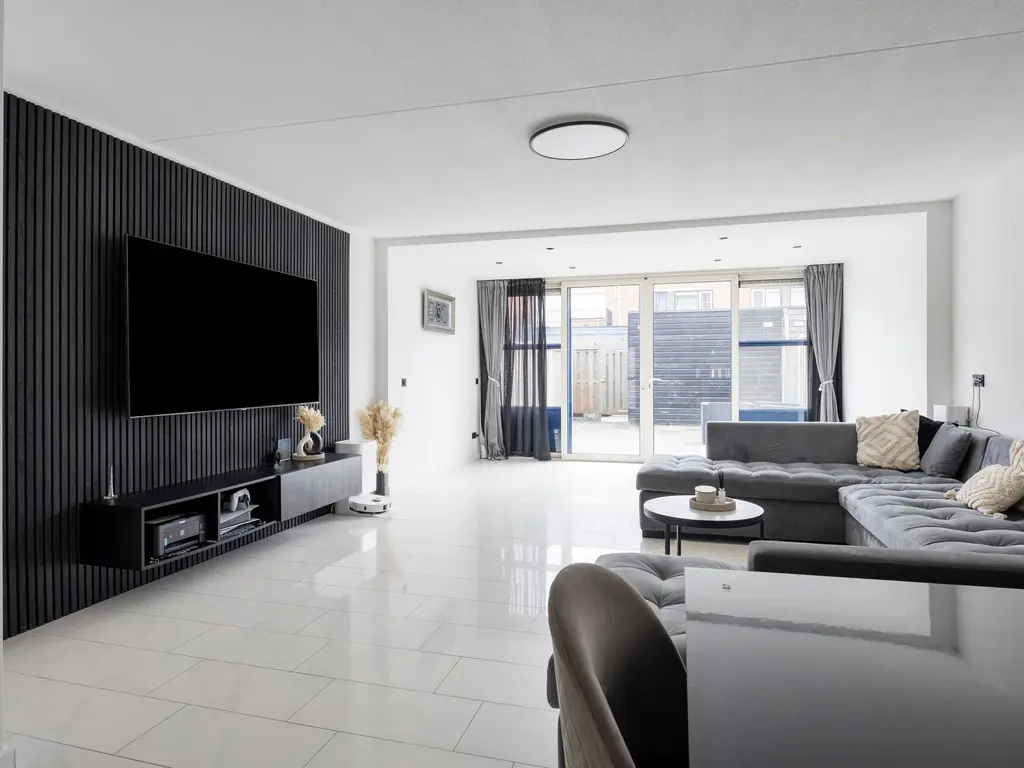 Nieuwe Wetering 47, Hoogvliet RT