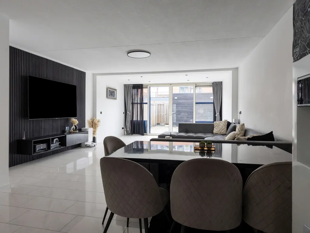 Nieuwe Wetering 47, Hoogvliet RT