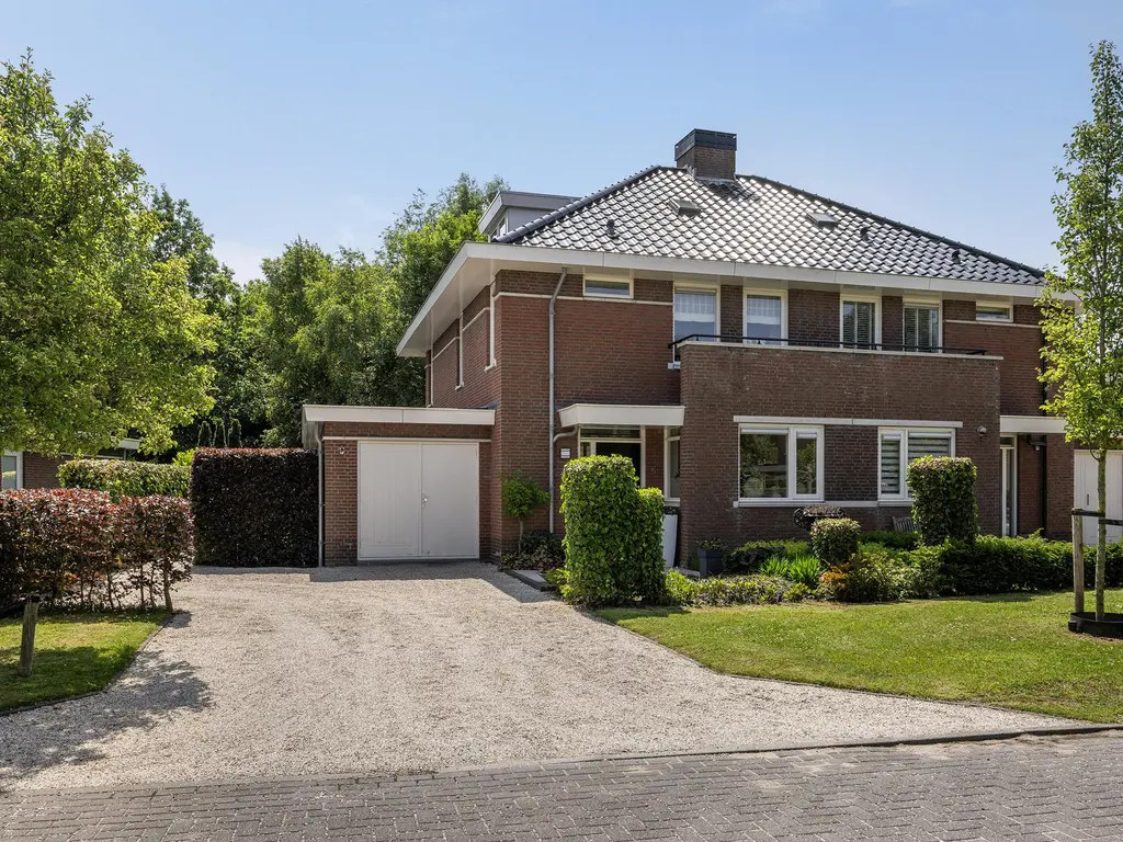 Hoevelaan 5, MONSTER