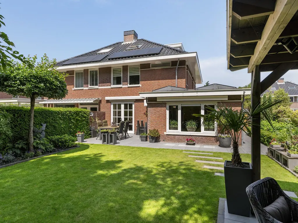 Hoevelaan 5, MONSTER