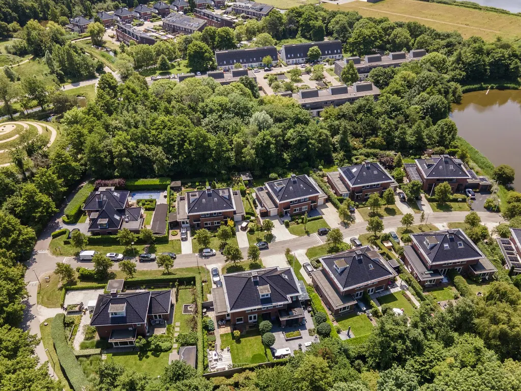 Hoevelaan 5, MONSTER