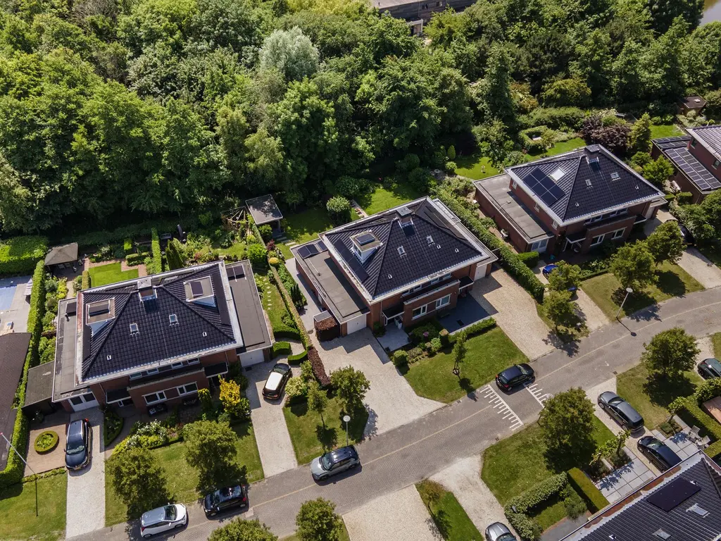 Hoevelaan 5, MONSTER