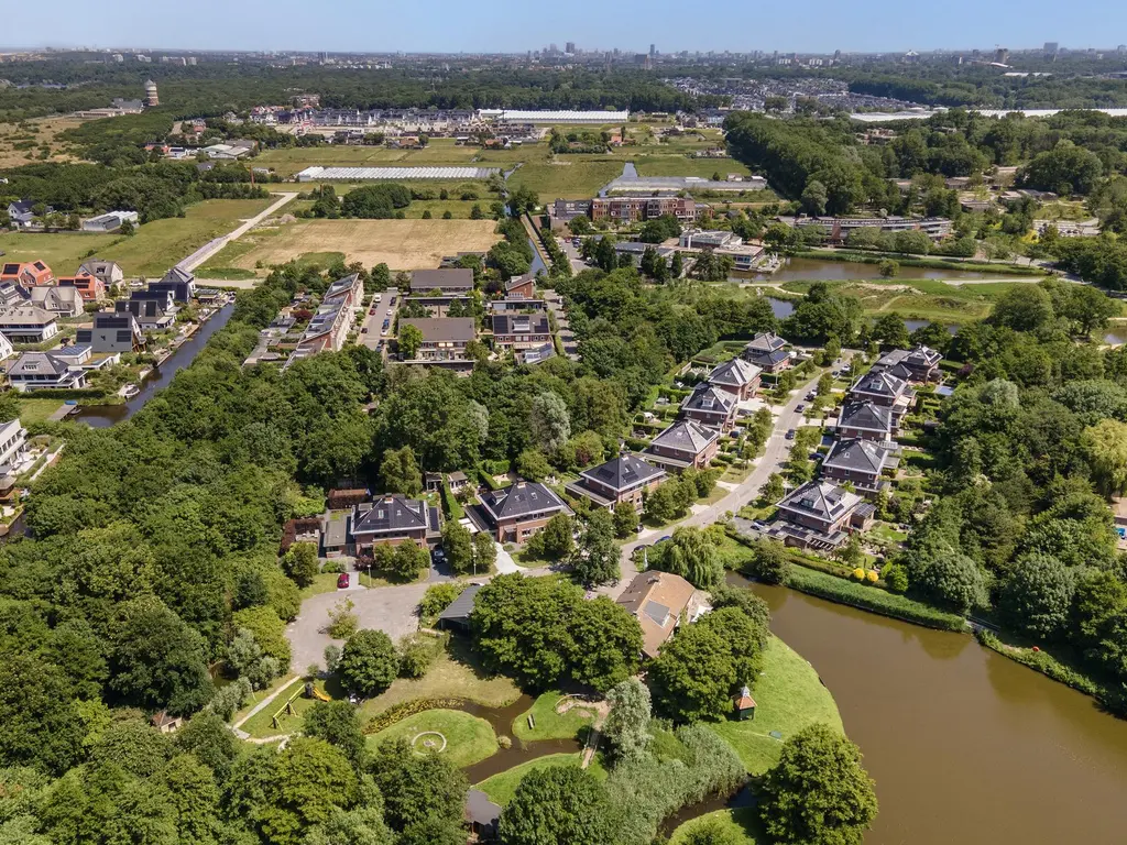 Hoevelaan 5, MONSTER