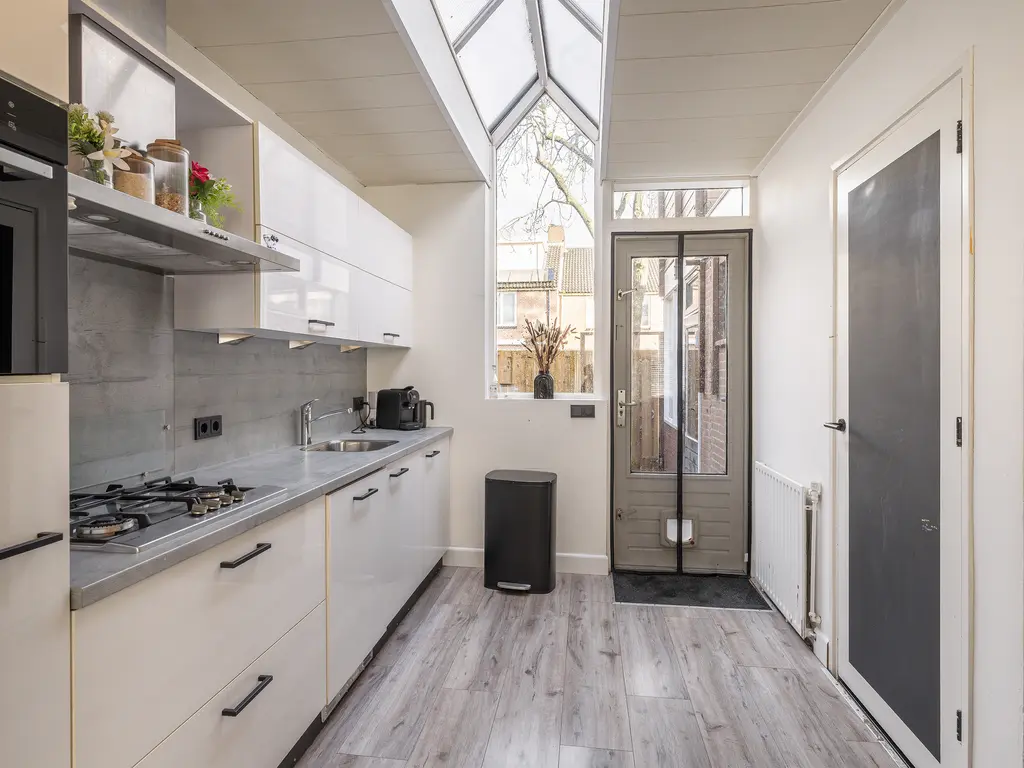 Naaldwijkseweg 160, 'S-GRAVENZANDE