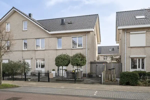 Leen van der Houwenstraat 38