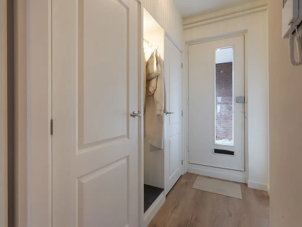 Van Tijnplein 2, NAALDWIJK