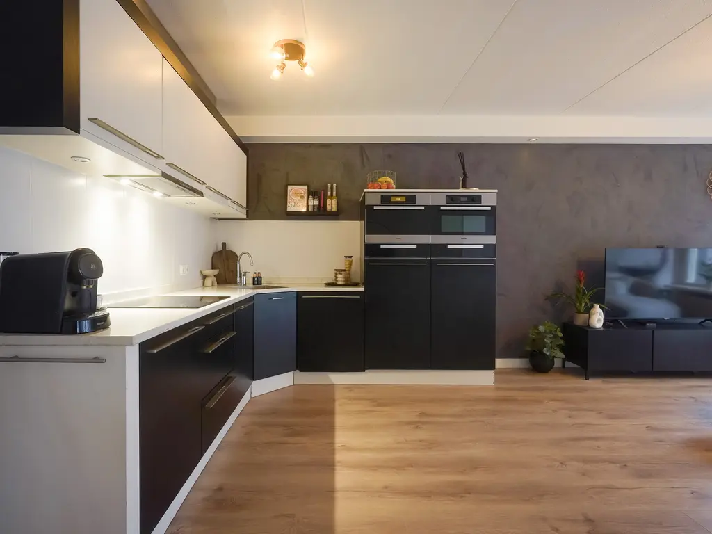 Van Tijnplein 2, NAALDWIJK