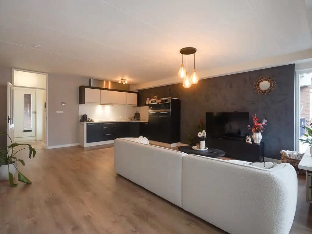 Van Tijnplein 2, NAALDWIJK