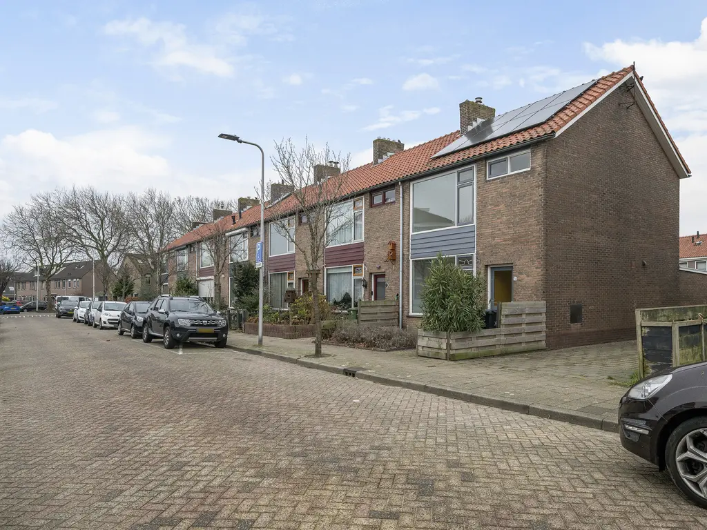 A.J. van Reststraat 14, POELDIJK