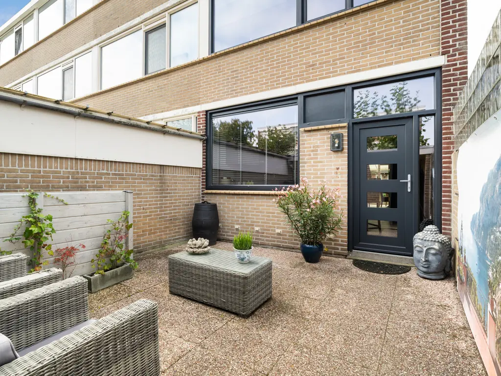 Goudenregenstraat 75, MONSTER