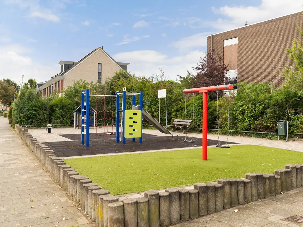 Goudenregenstraat 75, MONSTER