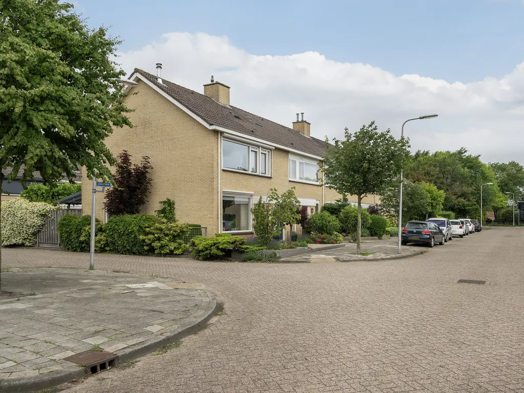 Lijsterbesstraat 14, 'S-GRAVENZANDE