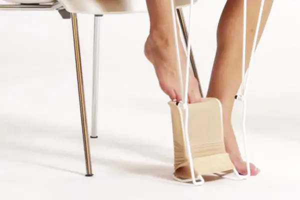 Hoe trek je steunkousen het beste aan?