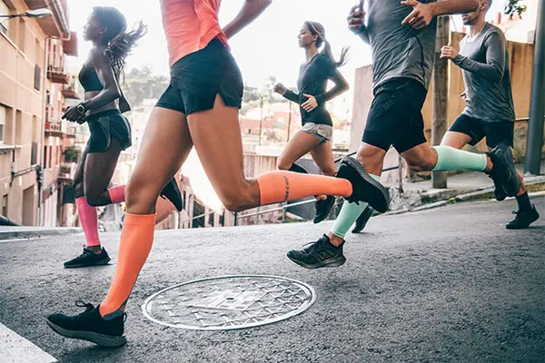 Hardlopen met compressiekousen of compressietubes?