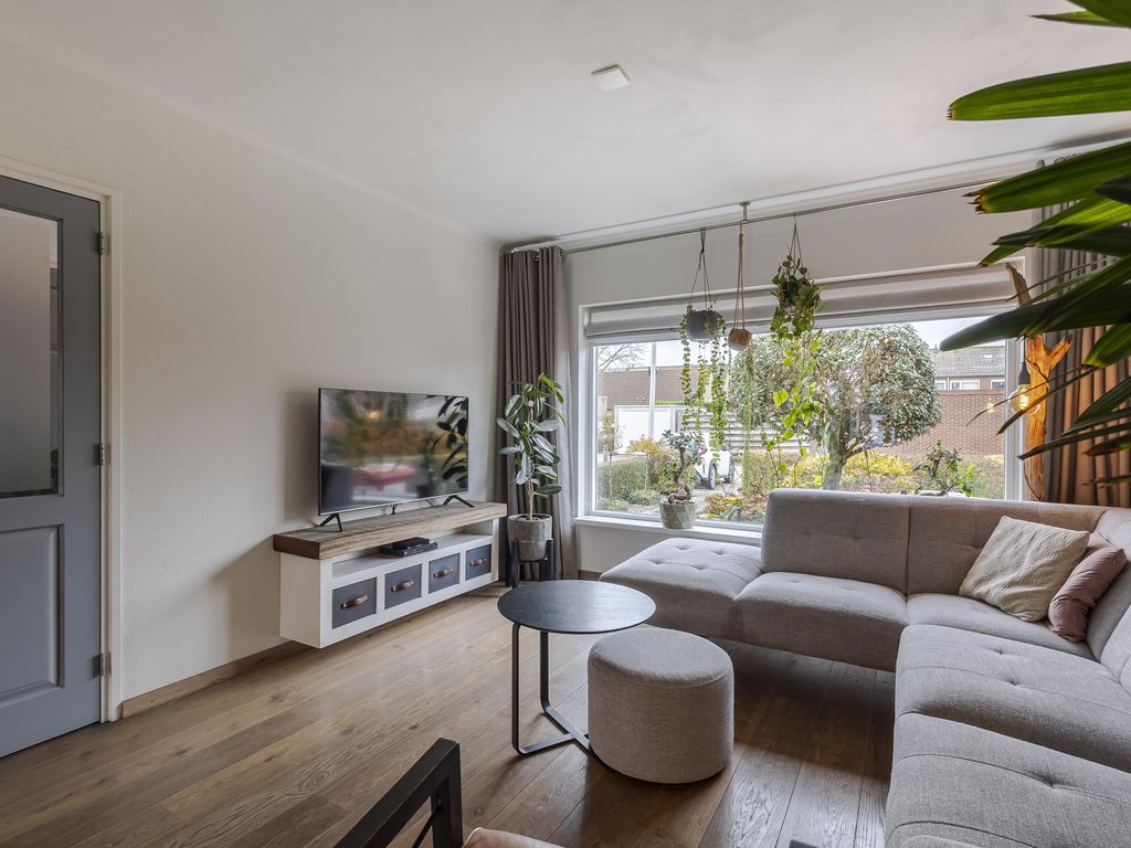 Juliana van Stolberglaan 49, GIESSENBURG