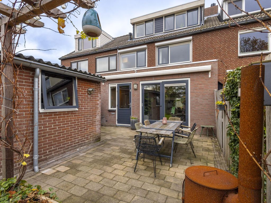 Juliana van Stolberglaan 49, GIESSENBURG