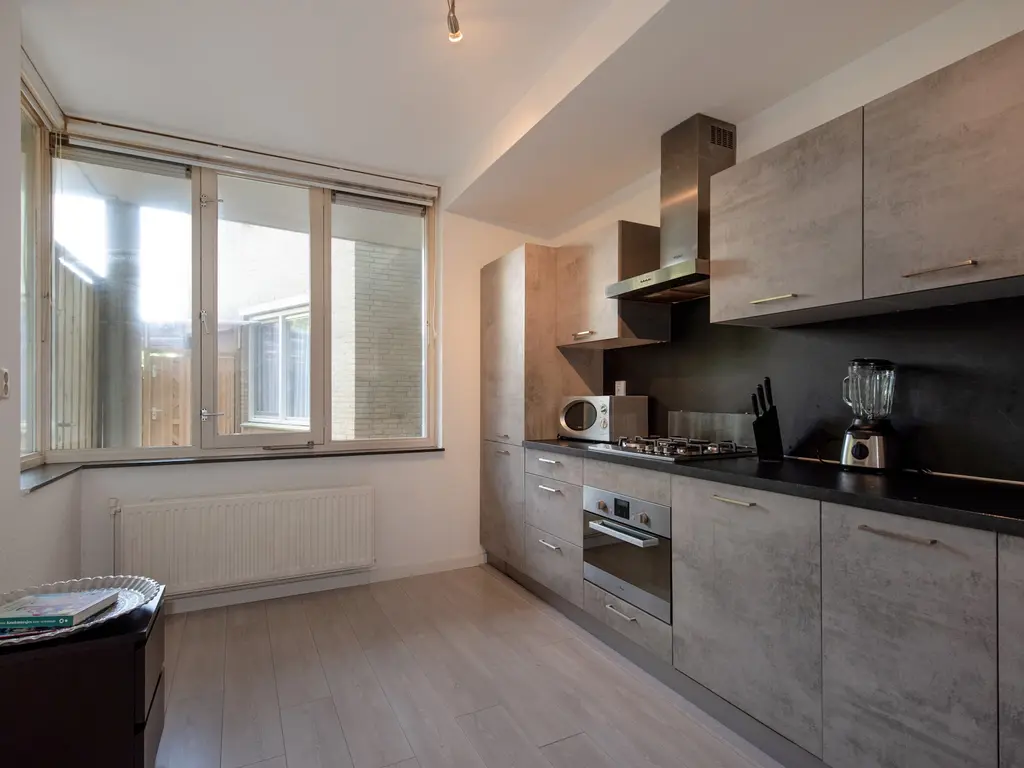 Van der Helststraat 121, 'S-GRAVENHAGE